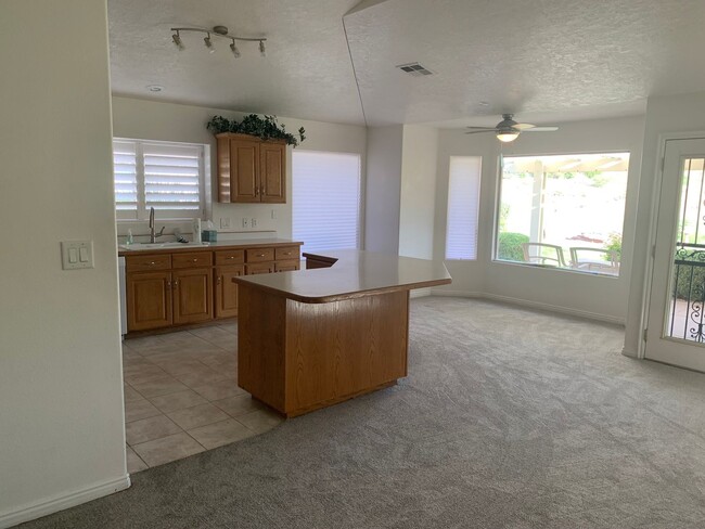 Building Photo - Wonderful 3 Bed 2 Bath Single Story on Sou...