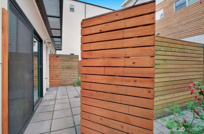 Building Photo - Welcome Home Modern Townhome in Georgetown