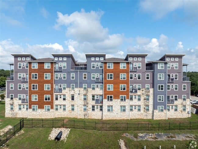 Building Photo - 3300 Oak Creek Dr