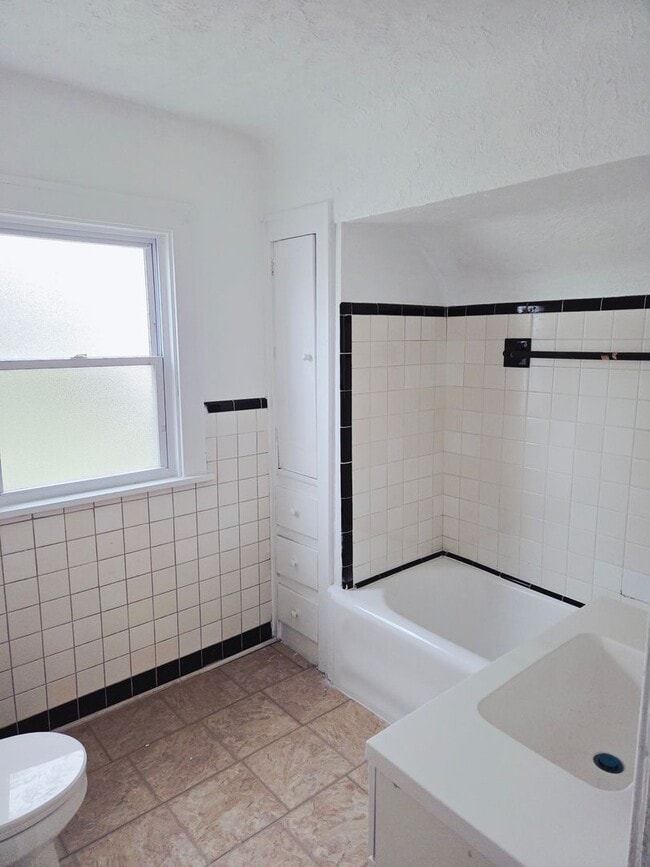 Building Photo - Beautiful Home Waiting To Be Occupied By You