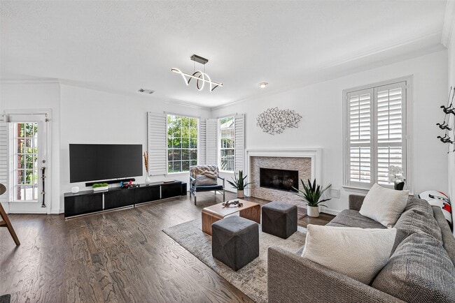 Building Photo - 1015 Enclave Square S