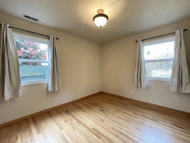 Building Photo - Charming Sellwood Bungalow with Nice Shed, Washer/Dryer, Fenced Yard