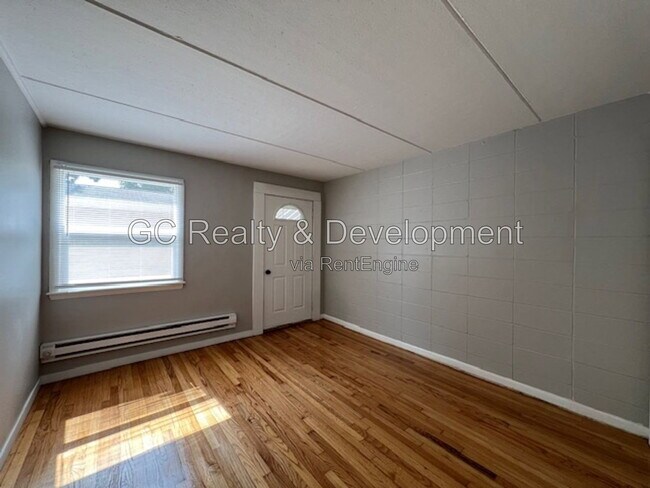 Building Photo - 231 Uteg St
