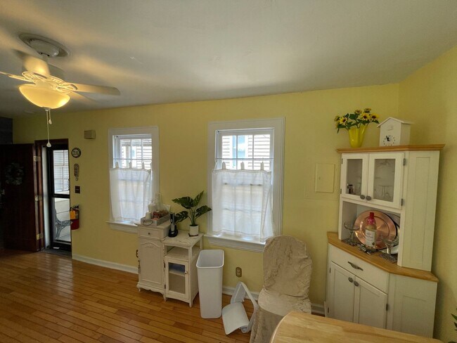 Building Photo - Historic Studio In Medical District-FULLY ...