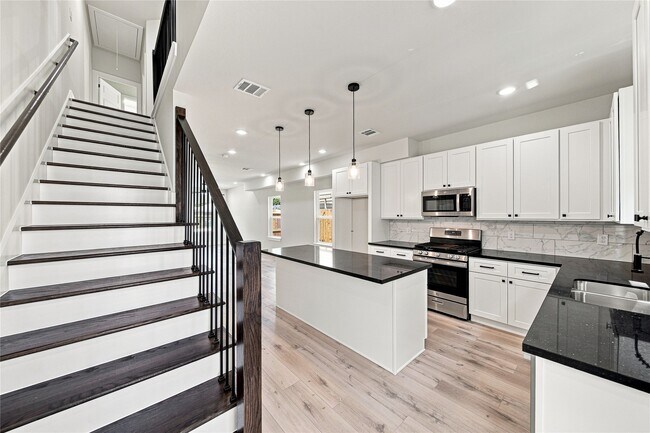 Building Photo - 5610 Kittridge St