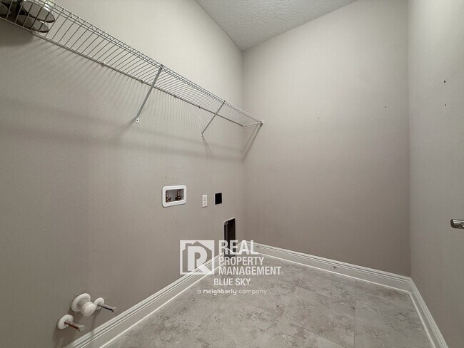 Building Photo - 10320 Stallion Flds Wy