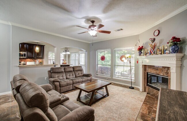 Building Photo - 3203 Blaesser Dr