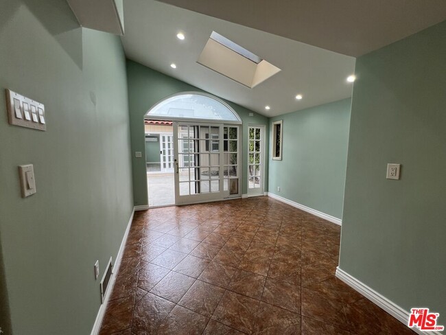 Building Photo - 1650 S Crest Dr