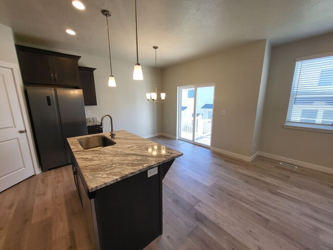 Building Photo - 3 Bedroom Townhome