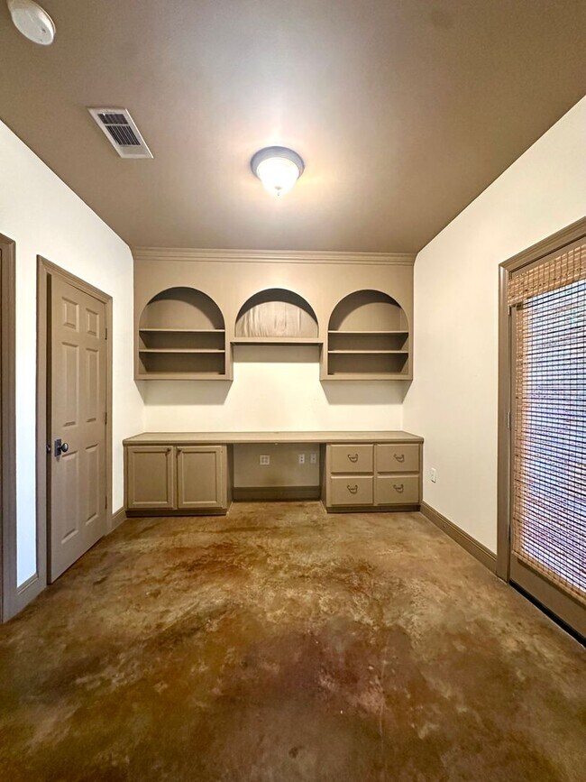 Building Photo - 3 Bedrooms | 2 Bathrooms Custom home in desirable Springlake Subdivision