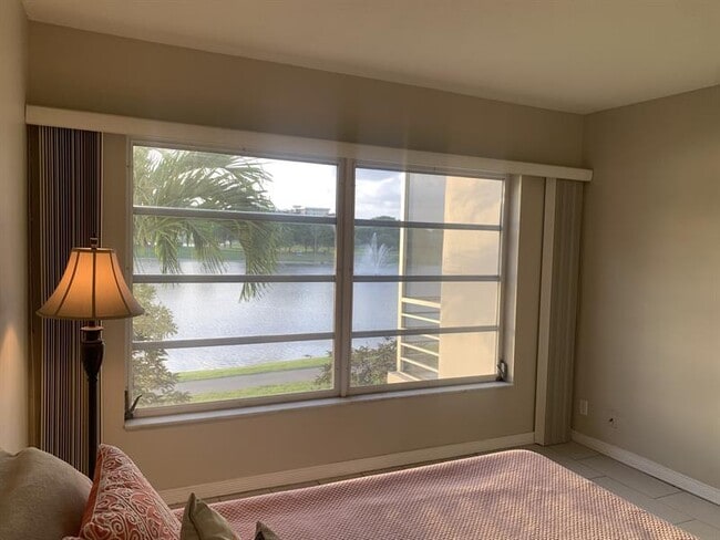 Building Photo - 2801 N Palm Aire Dr