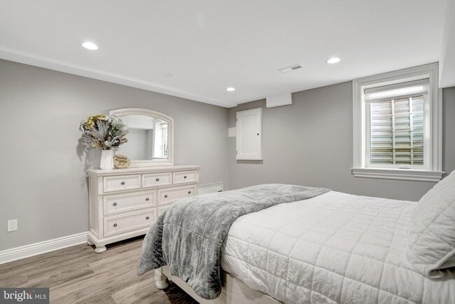 Building Photo - 6608 Spring Valley Dr