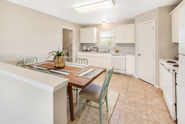 Building Photo - 9803 Risky's Ranch Dr