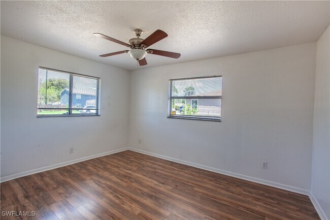 Building Photo - 8109 Sanibel Blvd