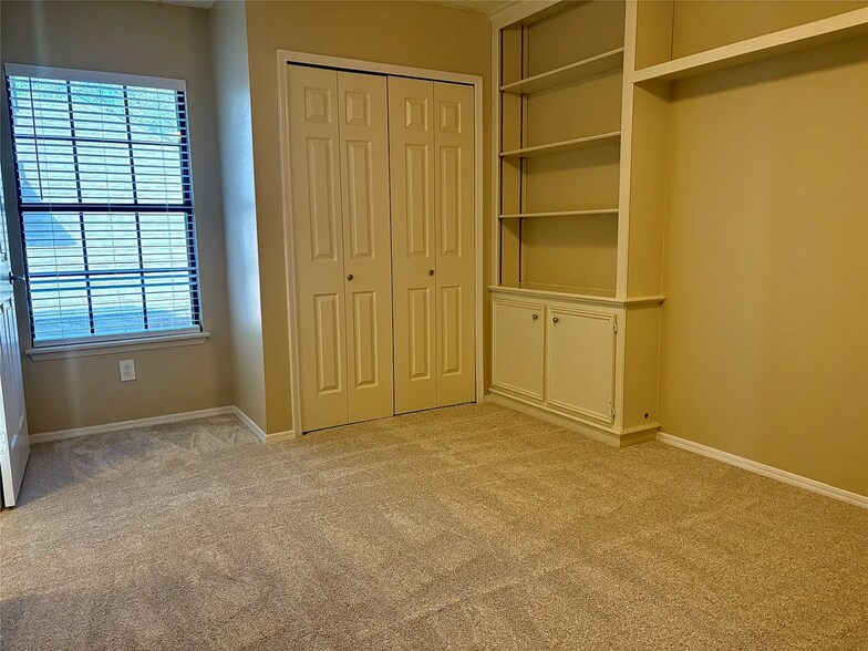 Building Photo - 500 Button Willow Ct