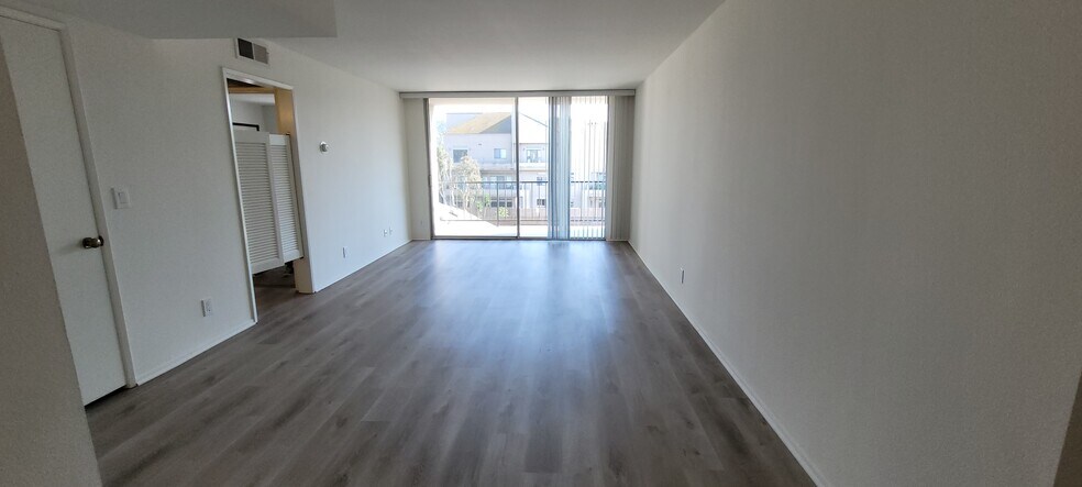 Building Photo - Woodman Oaks Apartments