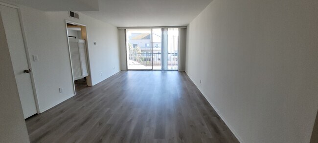 Building Photo - Woodman Oaks Apartments