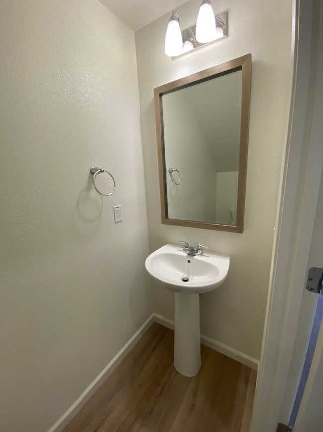 Building Photo - Gorgeous Like Low Maintenance 4 Bedroom wi...