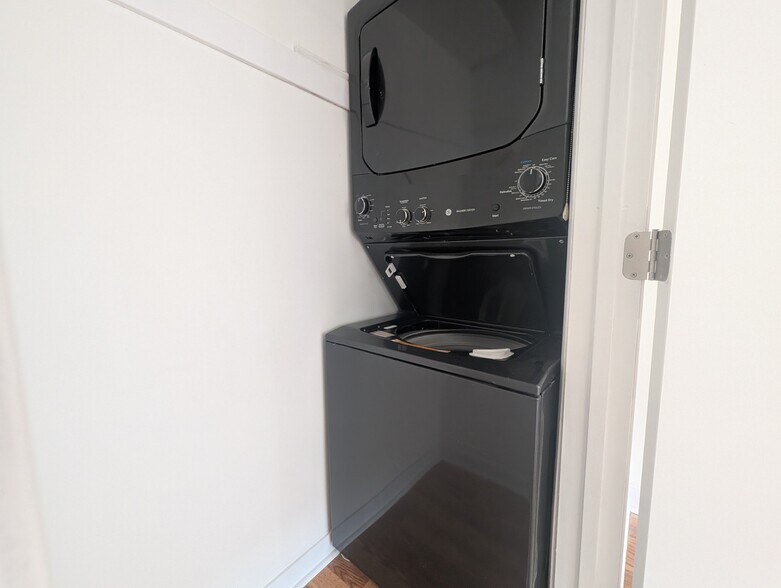 Building Photo - 1520 W Melrose St