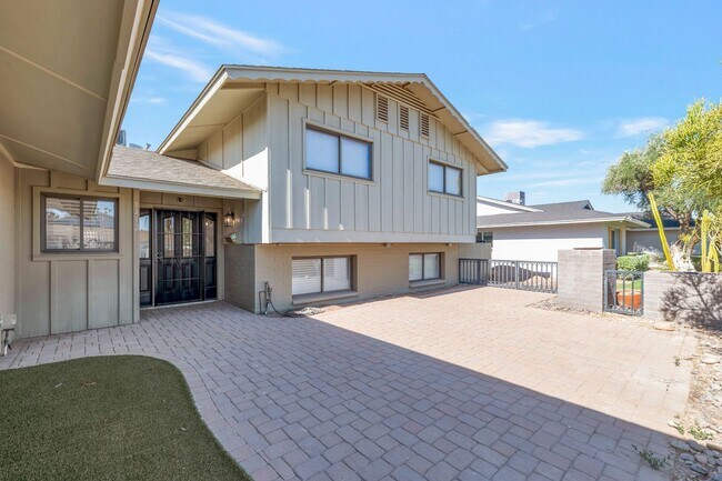 Building Photo - Amazing 6 Bed remodeled house at ASU