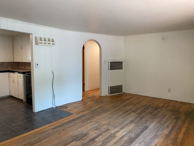 Building Photo - STUDENTS WELCOME! Cute 4-Bedroom / 1-Bath Home w/ Spacious Fenced Yard