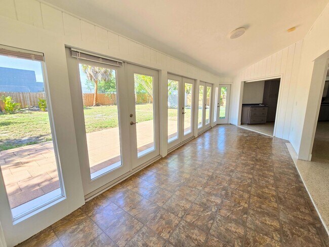 Building Photo - Charming 2BR/ 2BA/ 2 Car Garage - Near Phillippi Creek