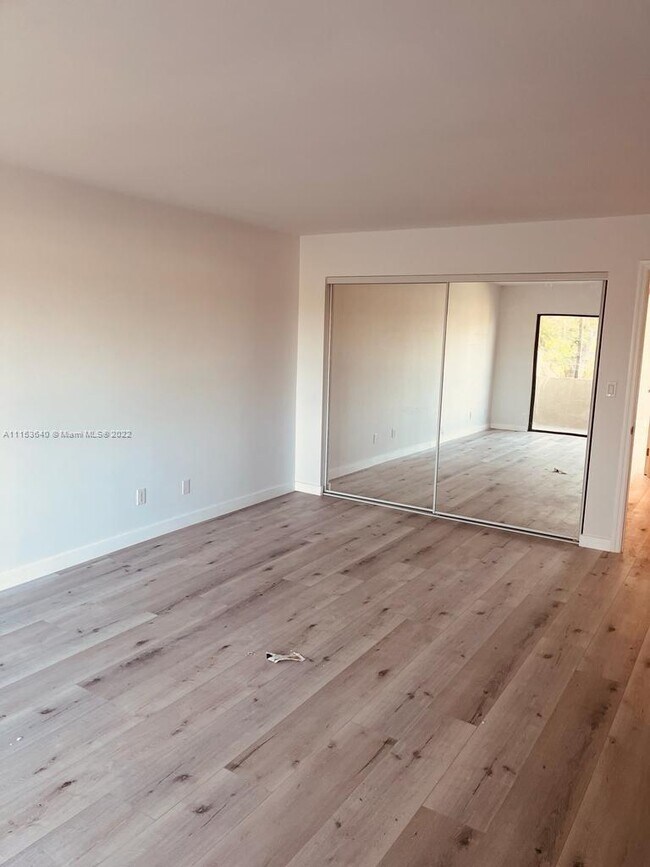 Building Photo - 8950 Palm Tree Ln