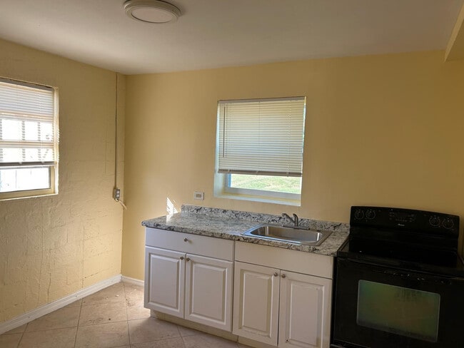 Building Photo - 371 Banyan Ave