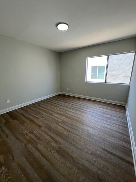 Building Photo - 641 W 92nd St