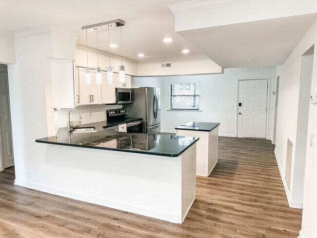 Building Photo - Spacious Renovated 3-Bedroom Condo Near UT Campus