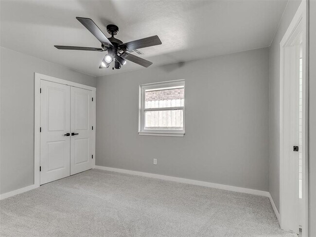 Building Photo - Look at this beautiful home!! 4 bed, 3 full baths!