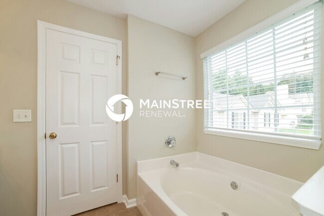Building Photo - 3 Bedroom Pet-Friendly Home in Flowery Branch, GA with Main Street Renewal