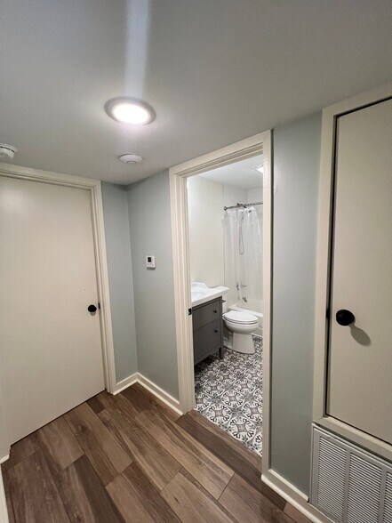 Building Photo - 509 E 7th St