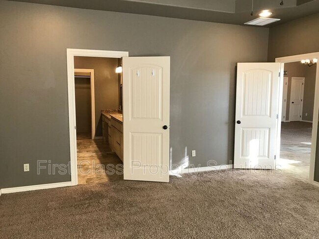 Building Photo - 1721 Sharon Dr