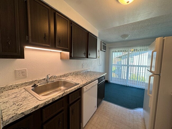 Building Photo - 2 Bedroom Upstairs apartment For Rent Loca...