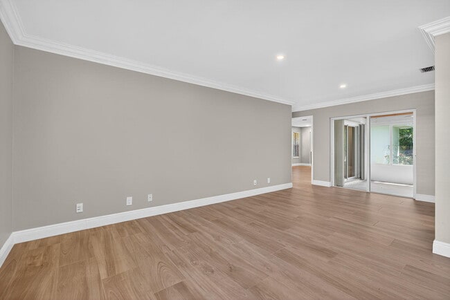 Building Photo - 905 Shore Dr