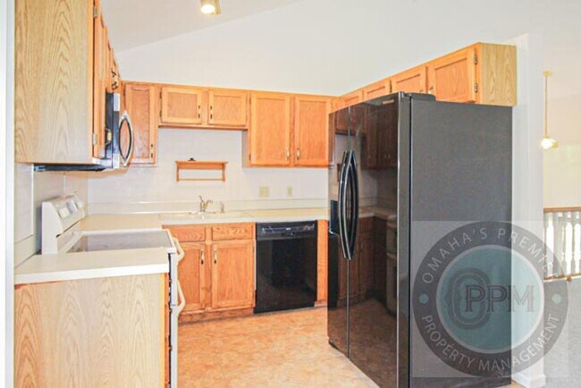 Building Photo - Spacious 3 Bedroom / 3 Bathroom Home!