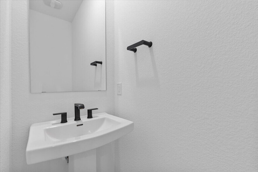 Building Photo - 15600 Nola Ct