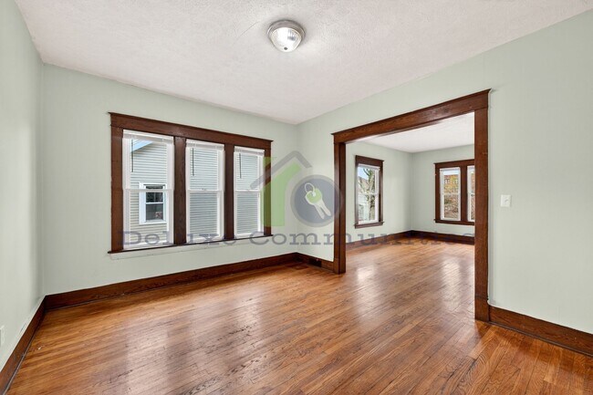 Building Photo - Beautiful Two Bedroom Lower Unit! Available NOW!!