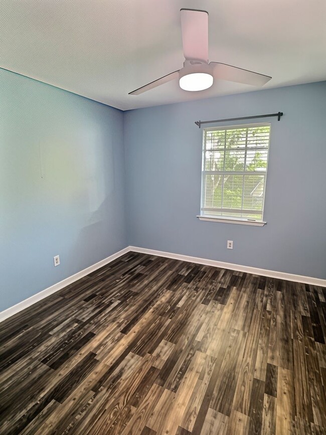 Building Photo - Spacious 3/2 Living in the Heart of Ocean Springs