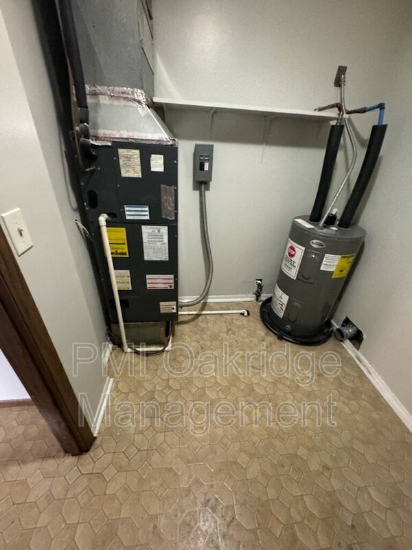 Building Photo - 205 Debbie Dr