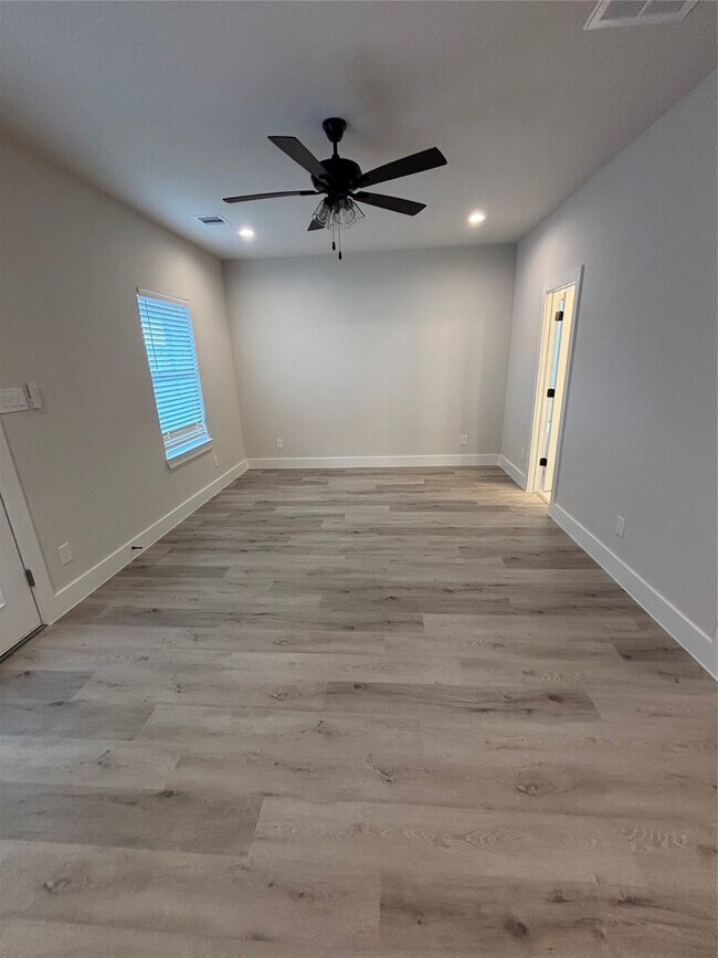 Building Photo - 108 E 44th St