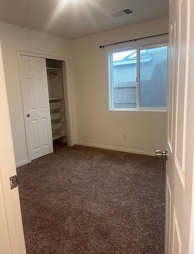Building Photo - New 3 bedrooms 2 bath home move in ready