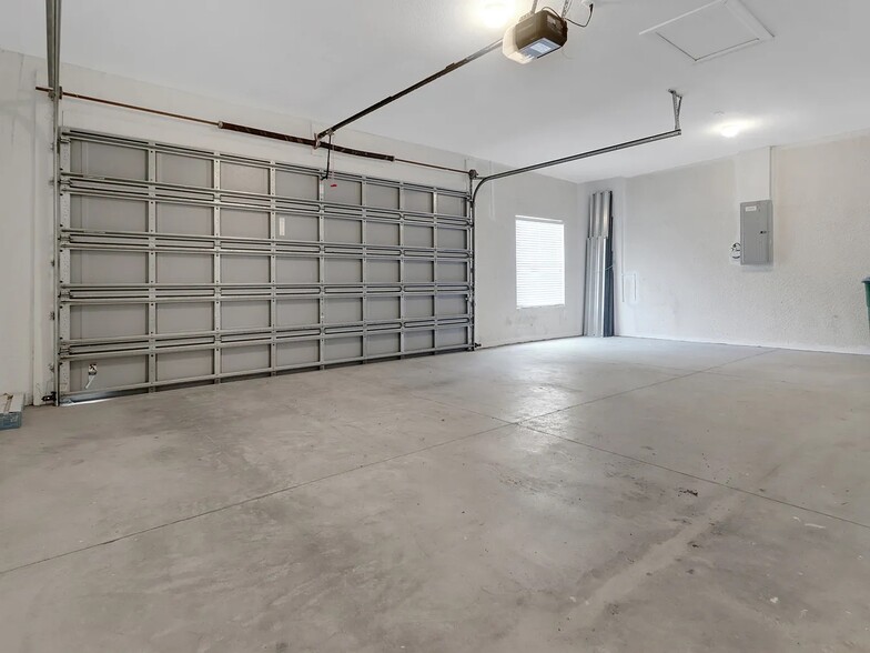 Building Photo - 2611 NW 9th Ter