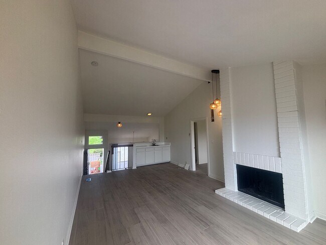 Building Photo - 3 BR Condo in Carlsbad! Close to Walking T...