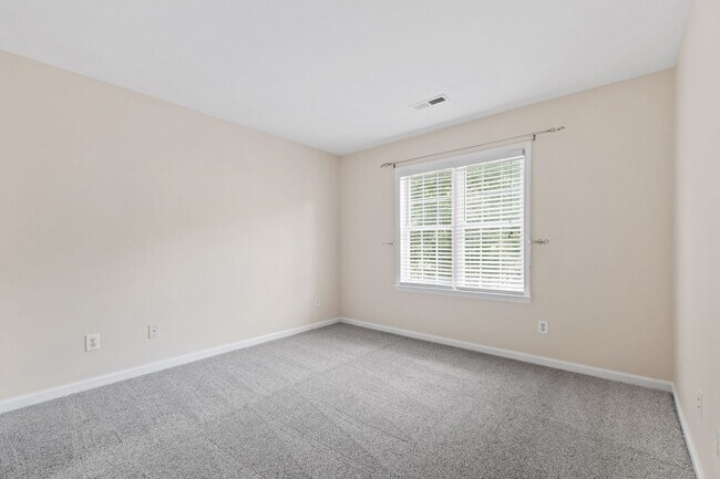 Building Photo - Lovely 3 bedroom townhome in fantastic Ral...