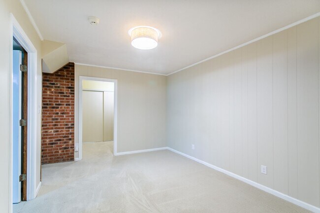 Building Photo - Light & Bright Home