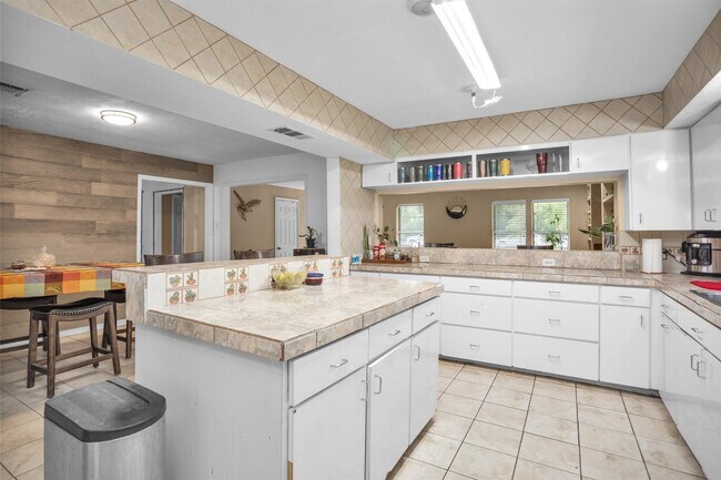 Building Photo - 1725 Strawn Rd