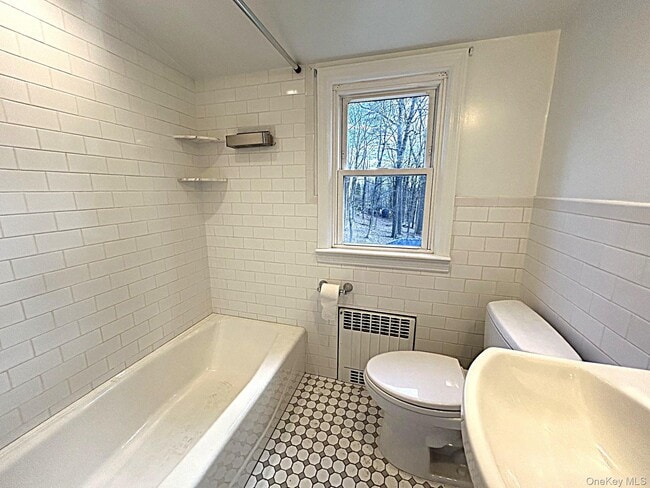 Building Photo - 8 Ridge St