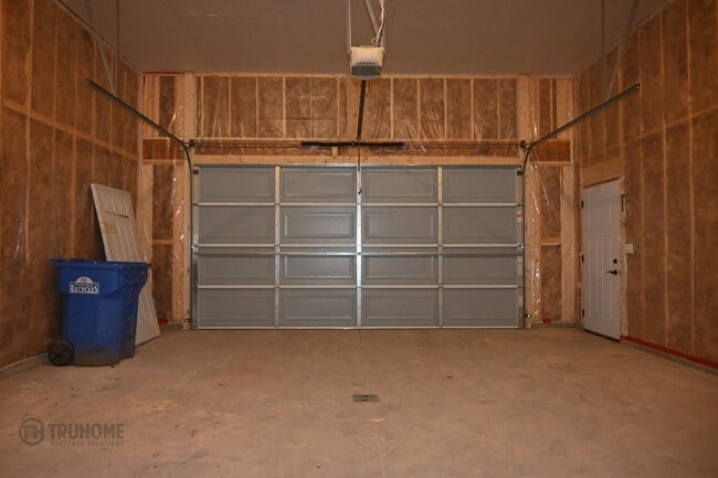 Building Photo - *RENT SPECIAL* Spacious 4 Bed, 2 Bath Sing...
